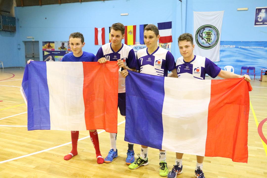 Quatre jeunes floorballers en Italie