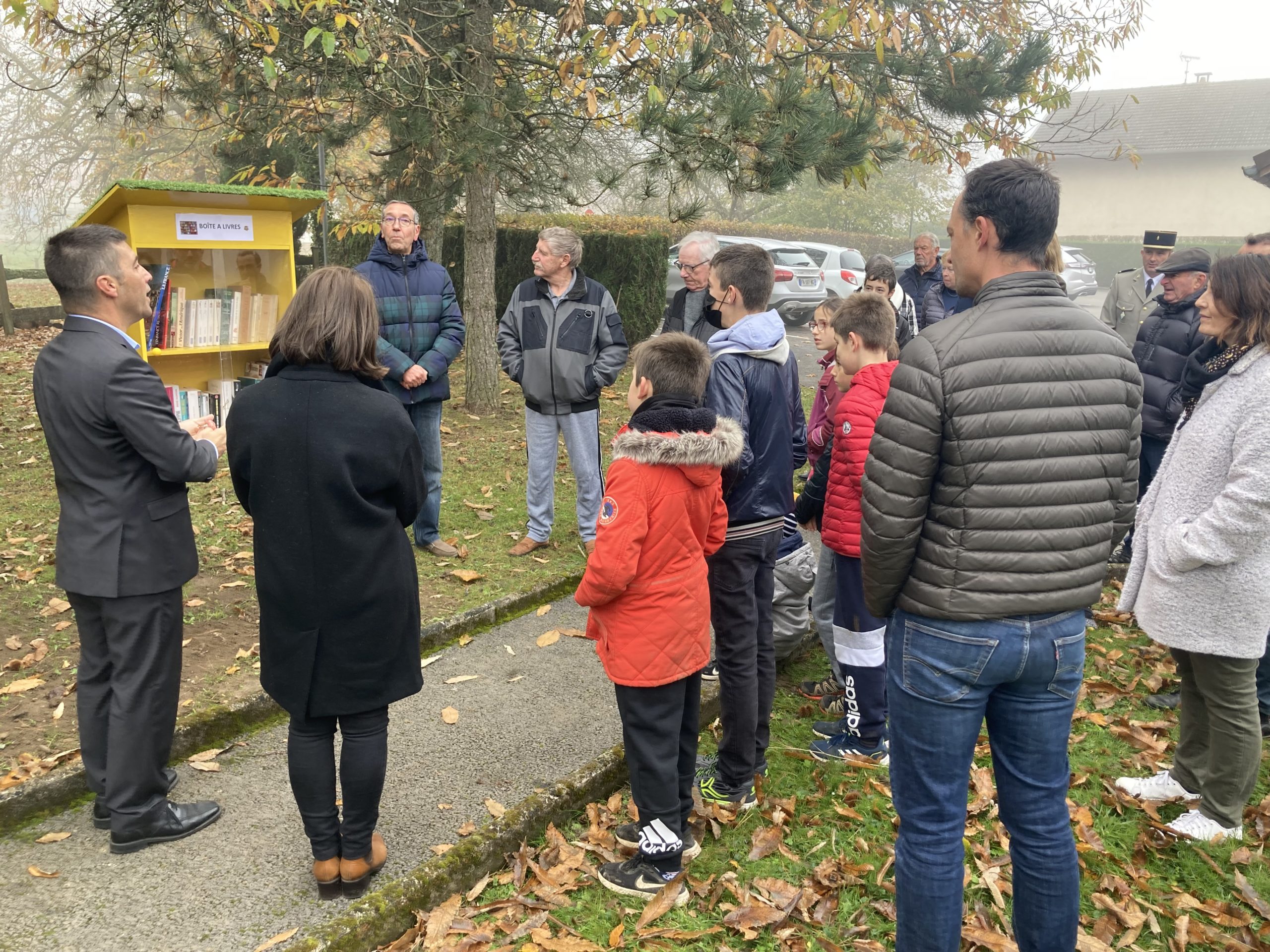 Une boîte à livres au village